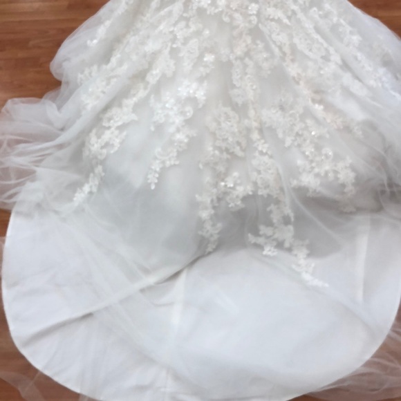 Ivory wedding gown with lace floral print - Picture 6 of 8